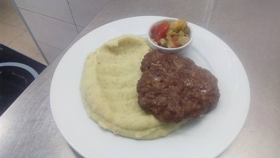Karbanátek s bramborovou kaší a zeleninovou oblohou
