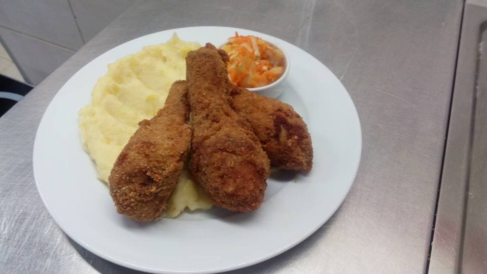 Smažená kuřecí stehna s bramborovou kaší a salátem coleslaw